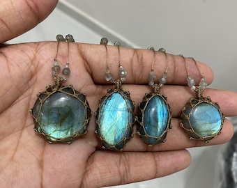 Colar de macramê com labradorita azul, joia artesanal com pedras preciosas.