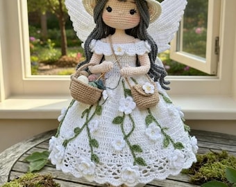 Puede incluir: Muñeca de hada de ganchillo hecha a mano con alas blancas, sombrero y vestido adornado con flores blancas y enredaderas verdes. La muñeca sostiene dos pequeñas cestas y lleva zapatos blancos. La muñeca mide aproximadamente 25 cm de altura.