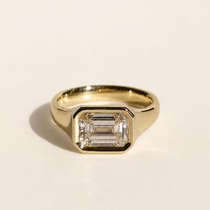 Anillo baguette, anillo rectangular, anillo con bisel, anillo de compromiso con bisel, anillo de talla esmeralda, regalo para ella, anillo delicado, anillo minimalista