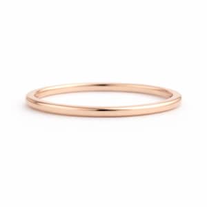 Op de afbeelding: Een roségouden ring met een gladde, afgeronde band. De ring heeft een eenvoudig, elegant ontwerp. De ring wordt getoond tegen een witte achtergrond. De ring is ongeveer 0,2 cm dik.