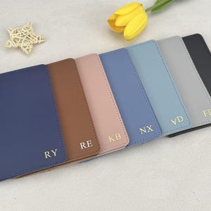 Funda para pasaporte de cuero vegano personalizada, funda para pasaporte con monograma, billetera personalizada para pasaporte, regalos de viaje, regalos de luna de miel, regalo para ella