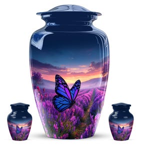 Peut inclure: Un grand vase funéraire bleu marine et deux petites urnes souvenirs. Les urnes présentent une image vibrante d'un champ de lavande au coucher du soleil avec un grand papillon. Le papillon a des ailes bleues et violettes. Les urnes sont brillantes.