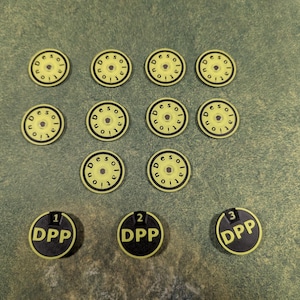 Puede incluir: Juego de tres tazas de cerámica con esmalte moteado color crema. Cada taza presenta un diseño floral pintado a mano en tonos azules, verdes y amarillos. Las tazas tienen una forma simple y redondeada y un asa.