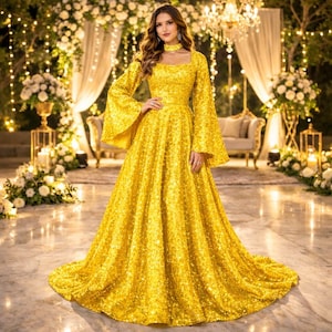Pode incluir: Um deslumbrante vestido longo amarelo com lantejoulas e mangas compridas e largas. O vestido apresenta um decote quadrado e um corpete justo, criando uma silhueta fluida. O fundo inclui arranjos florais e iluminação suave.