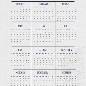 Puede incluir: Un calendario de 2025 con un dise&ntilde;o minimalista. Cada mes se muestra en una cuadr&iacute;cula con d&iacute;as y fechas. El calendario tiene un dise&ntilde;o vertical, con una pila de libros en el fondo.
