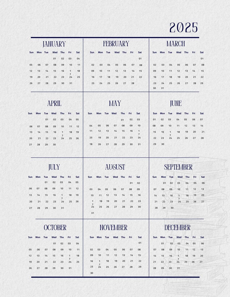 Puede incluir: Un calendario de 2025 con un dise&ntilde;o minimalista. Cada mes se muestra en una cuadr&iacute;cula con d&iacute;as y fechas. El calendario tiene un dise&ntilde;o vertical, con una pila de libros en el fondo.