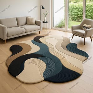 Könnte beinhalten: Ein großer, abstrakter Teppich mit einem fließenden, organischen Design. Der Teppich weist eine Mischung aus Farben auf, darunter Schwarz, Braun, Beige und Blautöne. Die Form des Teppichs ist unregelmäßig, mit geschwungenen Kanten und einer strukturierten Oberfläche.