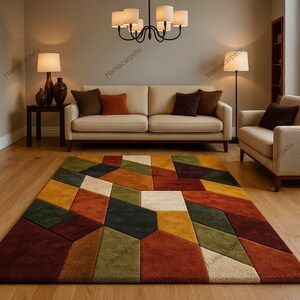 Op de afbeelding: Een kleurrijk geometrisch vloerkleed met een modern design. Het kleed heeft een patchwork van verschillende vormen in tinten rood, oranje, groen, geel en crème. De tekst "Haniacarpets" is zichtbaar.