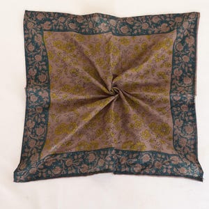 Bandana en coton bio imprimé bloc main : écharpe à fleurs marron et jaune