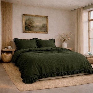 Può includere: Una tazza di ceramica bianca con manico nero e la scritta "But First, Coffee" in nero, con un carattere a mano. La tazza è su una superficie bianca.