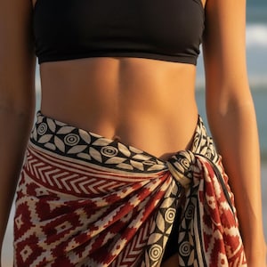 Rode katoenen sarong met geometrische handblokprint, handgemaakte katoenen pareo sarong voor strand- en resortkleding, wikkelrok, sjaal / strandkleed