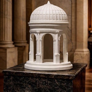Puede incluir: Maqueta arquitectónica blanca de una estructura abovedada con aberturas arqueadas y un techo detallado. El modelo se exhibe sobre una superficie oscura, similar al mármol, mostrando su intrincado diseño y estilo clásico.