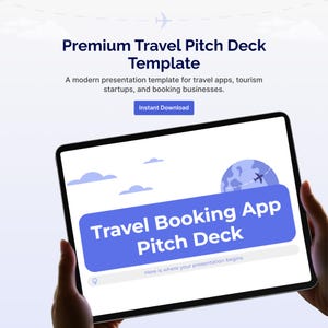 Könnte beinhalten: Ein digitales Tablet zeigt eine Präsentationsvorlage für Reise-Apps. Der Bildschirm zeigt den Text "Travel Booking App Pitch Deck" in Weiß auf blauem Hintergrund. Der obere Teil des Bildes enthält den Text "Premium Travel Pitch Deck Template".