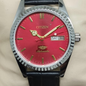 Reloj Citizen automático de acero inoxidable para hombre, esfera roja, día/fecha, 21 joyas - 8200