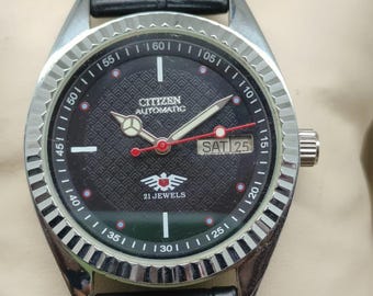 Orologio da polso da uomo Citizen automatico con quadrante nero, giorno/data, 21 gioielli, cinturino nero - 8200A