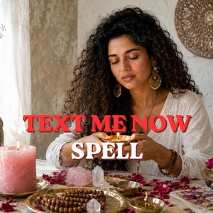 Puede incluir: Una persona con cabello rizado y blusa blanca sostiene una pequeña vela encendida. La escena incluye una vela de pilar rosa, un farol de metal, pétalos de rosa, cristales, cuentas de madera y un cuenco con rosas. El texto dice: TEXT ME NOW SPELL.