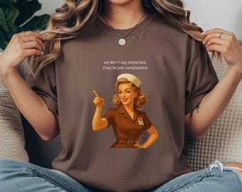 Grappig sarcastisch verpleegster T-shirt cadeau voor CNA tshirt grappig ongepast T-shirt uniseks voor NP comfort kleuren shirt. verpleegkundige langdurige zorg