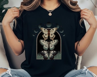 Luna Moth Komfort Farben T Shirt, Himmlische Cottagecore Shirt, mystische Mond Phase Top, süße Witchy Boho Blumen Shirt, Geschenk für Sie