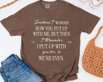 Rolig komfortfärger t-shirt Ibland undrar jag hur du står ut med mig par humor present till make fru långsiktig relation tee