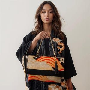 Handgefertigte Clutch-Tasche aus Vintage japanischem Obi - Gold-Rote Wolke & Wellenmuster, Made in Tokyo, Limited Edition nur einmal verfügbar