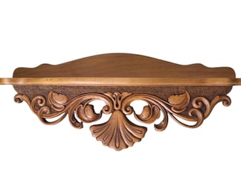 Estantería de madera de tilo tallada a mano: una elegante decoración de pared.