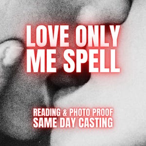 Puede incluir: Una imagen en blanco y negro que muestra un primer plano de dos rostros besándose. El texto LOVE ONLY ME SPELL aparece en letras blancas en negrita con un resplandor rojo. Debajo, el texto READING & PHOTO PROOF SAME DAY CASTING en blanco.