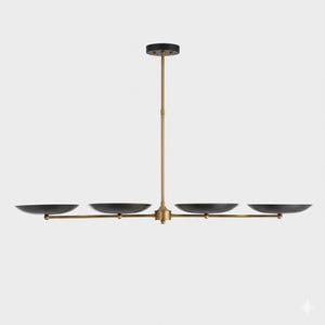 Könnte beinhalten: Eine moderne, lineare Pendelleuchte mit vier schwarzen, schalenförmigen Schirmen. Die Leuchte hat ein goldfarbenes Metallgestell und eine schwarze Deckenhalterung. Das Design ist minimalistisch und elegant, passend für verschiedene Einrichtungsstile.