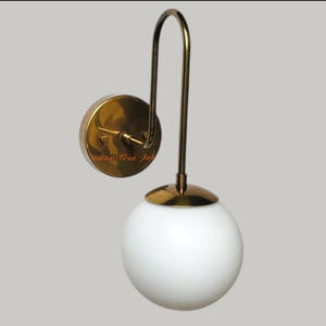Applique da parete in ottone in stile moderno di metà secolo: luce a globo, paralume svasato