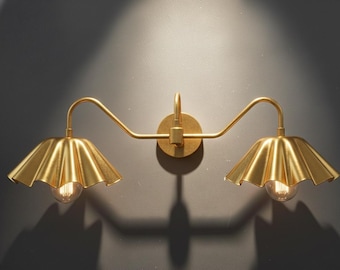 Kinkiet mosiężny: lampa toaletowa z żłobkowanego materiału z połowy XX wieku