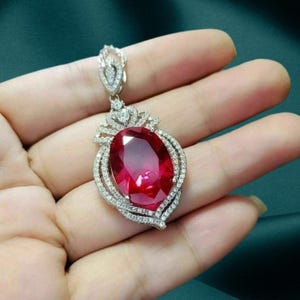 Ausgefallene 14K Weißgold Roter Rubin Anhänger Halskette für Damen - Handgemachter Schmuck mit oval geschliffenen roten Edelsteinen auf Sterling Silber - Elegantes Geschenk für Sie.