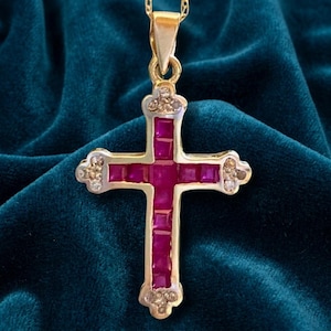 Collar con colgante de cruz de rubí rojo hecho a mano para mujer, piedra preciosa de talla princesa en oro amarillo de 14 quilates, regalo único de joyería religiosa para bodas.