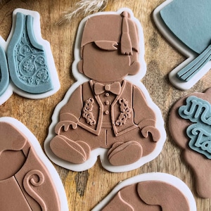 Sitting boy holding circumcision - Outbosser cookies | Cookie embosser | Fondant cutter | Cookie cutter | Stamp | Stamp | Stamp