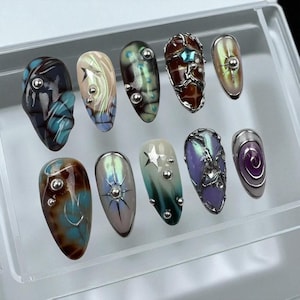 Uñas Galaxy Press On: Uñas almendradas con escamas cromadas y estrellas 3D