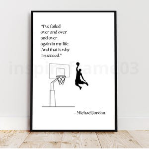 Può includere: Quadro con cornice nera raffigurante la silhouette di un giocatore di basket che schiaccia la palla. L'opera d'arte include una citazione di Michael Jordan: "Ho fallito più e più volte nella mia vita. Ed è per questo che ho successo."