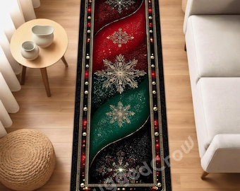 Op de afbeelding: Een rechthoekig loperkleed met een zwarte rand en een decoratief ontwerp. Het kleed heeft een rood en groen golvend patroon met gouden sneeuwvlokaccenten. De rand is versierd met gouden kralen en rode accenten.