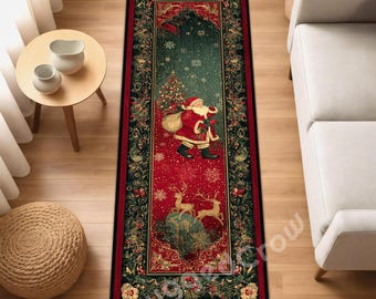 Op de afbeelding: Een rechthoekig kersttapijt met een rood en groen kleurenschema. Het tapijt heeft een gedetailleerde illustratie van de kerstman, rendieren en een kerstboom. De rand is donkergroen met bloemmotieven.