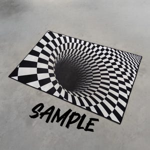 K&ouml;nnte beinhalten: Ein rechteckiger Teppich mit einem schwarz-wei&szlig;en Schachbrettmuster, der eine 3D-optische T&auml;uschung eines schwarzen Lochs zeigt. Das Wort "SAMPLE" ist in schwarzer Schreibschrift am unteren Rand des Teppichs aufgedruckt.
