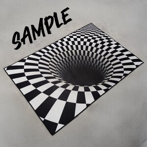 K&ouml;nnte beinhalten: Schwarz-wei&szlig; karierter Teppich mit einem 3D-T&auml;uschungsdesign, das einen visuellen Wirbeleffekt erzeugt. Das Wort "SAMPLE" ist in Schwarz in der oberen linken Ecke des Teppichs geschrieben.