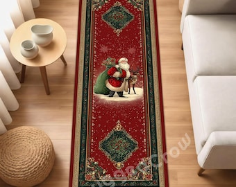 Op de afbeelding: Een rechthoekige kerstlopermat met een rode achtergrond en een gedetailleerde rand. De loper heeft een centrale afbeelding van de kerstman met een rendier en een groene zak. Decoratieve ruitpatronen bevinden zich aan de boven- en onderkant.