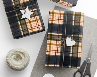 Puede incluir: Vista cenital de regalos envueltos con un diseño de cuadros en azul marino, beige y verde oliva. Cada regalo está atado con hilo y una etiqueta blanca. También se ven un ovillo de hilo, unas tijeras y etiquetas en blanco.