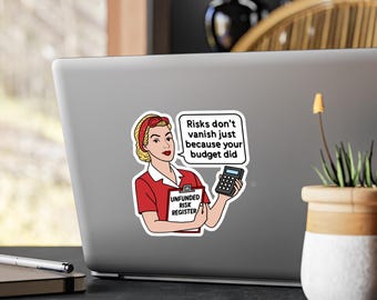 以下が含まれることがあります： 赤い制服を着た女性が電卓と「UNFUNDED RISK REGISTER」と書かれたクリップボードを持っているレトロスタイルのイラストが描かれたステッカー。「リスクは予算がなくなったからといって消えるわけではない」という吹き出しがあります。