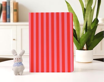 Funda personalizada con rayas rojas y rosas para iPad (modelos A16, Air 7, 6 y 5 de 2025, iPad 10 de 10,9 y 10,2 pulgadas, iPad Pro de 11, 12,9 y 13 pulgadas, iPad Mini 6 y 7, con portalápices)