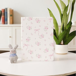 Cute Pink Bows Simple Flowers iPad Case for 2025 2024 Air 7/6/5 iPad 10 10.9&quot;, 10.2&quot; iPad Pro 11&quot;12.9&quot; 13&quot; iPad Mini 6/7 with Pencil Holder