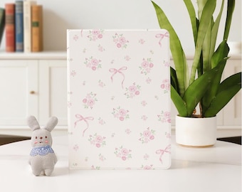 キュートなピンクのリボンとシンプルな花柄のiPadケース、2025 2024 Air 7/6/5 iPad 10 10.9インチ、10.2インチ iPad Pro 11インチ、12.9インチ、13インチ iPad Mini 6/7用、ペンシルホルダー付き