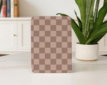 Funda Kindle de tablero de ajedrez marrón chocolate para Kindle 12.º de 2024, Paperwhite 10.º, 11.º, 12.º, 5.º, 6.º y 7.º, Colorsoft, cubierta personalizada de 7 pulgadas con correa de mano.