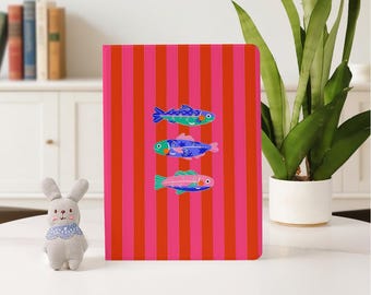 レッド ピンク ストライプ イワシ iPad ケース 2025 A16 2024 Air 7/6/5 iPad 10 10.9インチ、10.2インチ iPad Pro 11インチ、12.9インチ、13インチ iPad Mini 6/7 用 ペンシルホルダー付き