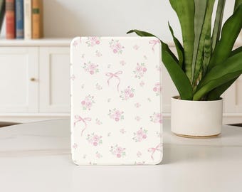 Funda Kindle con lazo y flores rosas para Kindle 12.º básico (2024), Paperwhite 10.º, 11.º, 12.º, 5.º, 6.º y 7.º, Colorsoft de 7 pulgadas, personalizada, con correa de mano.