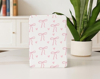 Funda Kindle con lazo rosa y corazones para Kindle 12.º básico (2024), Paperwhite 10.º, 11.º, 12.º, 5.º, 6.º y 7.º, Colorsoft de 7 pulgadas, personalizada, con correa de mano.