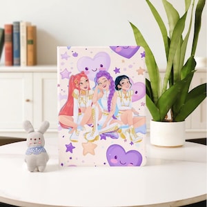 Puede incluir: Una funda de tableta rosa claro con una ilustración de tres mujeres sonrientes con pelo largo, vestidas con trajes blancos y dorados. El fondo está decorado con corazones y estrellas moradas. Un pequeño conejito de peluche está en primer plano.