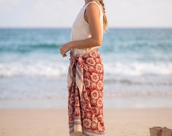 Roter Sarong mit Blumenmuster, Boho-Strandwickelrock, Baumwoll-Pareo, Tropenurlaubskleidung, handgefertigter Resort-Sarong